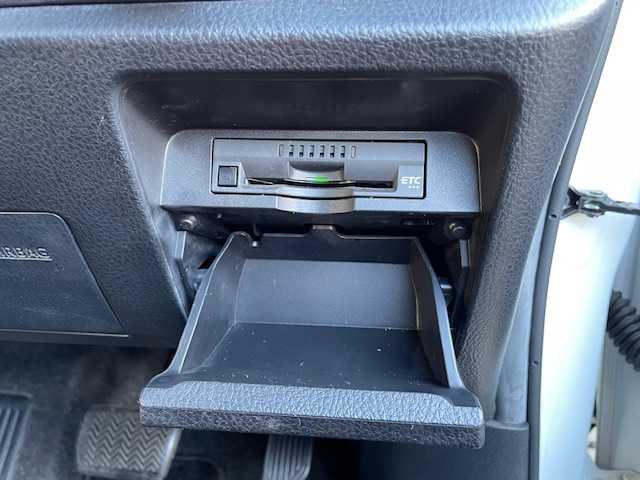 トヨタ ヴォクシー ZS 神奈川県 2017(平29)年 5.2万km ホワイトパールクリスタルシャイン ワンオーナー/全周囲TRDエアロパーツ/純正SDナビ【NSZT-Y66T】/・DTV/ラジオ/CD/DVD/BT/純正後席モニター【V12T-R66C】/バックカメラ/ビルトインETC/前後ドライブレコーダー/片側パワースライドドア/トヨタセーフティセンスC/・プリクラッシュセーフティ/・レーンディパーチャーアラート/・オートマチックハイビーム/・先行車発進告知機能/トラクションコントロールシステム/クルーズコントロール/盗難防止装置/社外デジタルインナーミラー/社外17インチAW【Weds：レオニス】/社外4本出しマフラー/社外エアクリーナー/社外ステアリング/社外車高調/社外サスペンション/社外フロアマット/MTモード付AT/オートライト/純正LEDヘッドライト/フォグランプ/アイドリングストップ/プッシュEgスタート/ストップ/スマートキー×2/ターンランプ付オートリトラミラー/TRD製ドアバイザー/社外フロアマット/取扱説明書/ナビ取扱説明書/新車時保証書