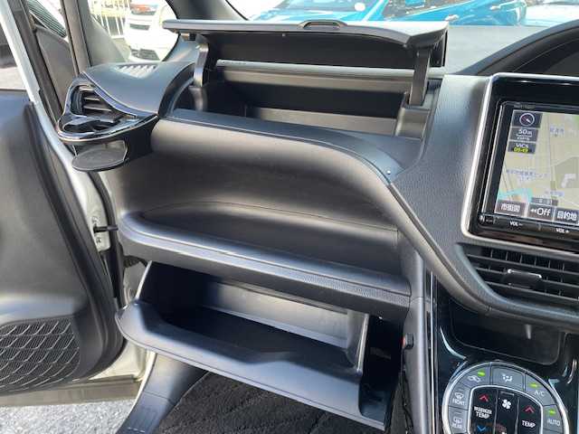 トヨタ ヴォクシー ZS 神奈川県 2017(平29)年 5.2万km ホワイトパールクリスタルシャイン ワンオーナー/全周囲TRDエアロパーツ/純正SDナビ【NSZT-Y66T】/・DTV/ラジオ/CD/DVD/BT/純正後席モニター【V12T-R66C】/バックカメラ/ビルトインETC/前後ドライブレコーダー/片側パワースライドドア/トヨタセーフティセンスC/・プリクラッシュセーフティ/・レーンディパーチャーアラート/・オートマチックハイビーム/・先行車発進告知機能/トラクションコントロールシステム/クルーズコントロール/盗難防止装置/社外デジタルインナーミラー/社外17インチAW【Weds：レオニス】/社外4本出しマフラー/社外エアクリーナー/社外ステアリング/社外車高調/社外サスペンション/社外フロアマット/MTモード付AT/オートライト/純正LEDヘッドライト/フォグランプ/アイドリングストップ/プッシュEgスタート/ストップ/スマートキー×2/ターンランプ付オートリトラミラー/TRD製ドアバイザー/社外フロアマット/取扱説明書/ナビ取扱説明書/新車時保証書