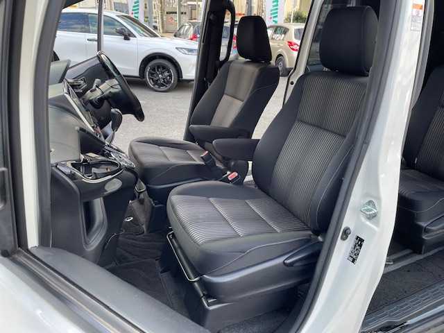 トヨタ ヴォクシー ZS 神奈川県 2017(平29)年 5.2万km ホワイトパールクリスタルシャイン ワンオーナー/全周囲TRDエアロパーツ/純正SDナビ【NSZT-Y66T】/・DTV/ラジオ/CD/DVD/BT/純正後席モニター【V12T-R66C】/バックカメラ/ビルトインETC/前後ドライブレコーダー/片側パワースライドドア/トヨタセーフティセンスC/・プリクラッシュセーフティ/・レーンディパーチャーアラート/・オートマチックハイビーム/・先行車発進告知機能/トラクションコントロールシステム/クルーズコントロール/盗難防止装置/社外デジタルインナーミラー/社外17インチAW【Weds：レオニス】/社外4本出しマフラー/社外エアクリーナー/社外ステアリング/社外車高調/社外サスペンション/社外フロアマット/MTモード付AT/オートライト/純正LEDヘッドライト/フォグランプ/アイドリングストップ/プッシュEgスタート/ストップ/スマートキー×2/ターンランプ付オートリトラミラー/TRD製ドアバイザー/社外フロアマット/取扱説明書/ナビ取扱説明書/新車時保証書