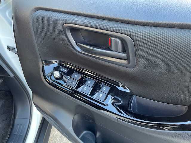 トヨタ ヴォクシー ZS 神奈川県 2017(平29)年 5.2万km ホワイトパールクリスタルシャイン ワンオーナー/全周囲TRDエアロパーツ/純正SDナビ【NSZT-Y66T】/・DTV/ラジオ/CD/DVD/BT/純正後席モニター【V12T-R66C】/バックカメラ/ビルトインETC/前後ドライブレコーダー/片側パワースライドドア/トヨタセーフティセンスC/・プリクラッシュセーフティ/・レーンディパーチャーアラート/・オートマチックハイビーム/・先行車発進告知機能/トラクションコントロールシステム/クルーズコントロール/盗難防止装置/社外デジタルインナーミラー/社外17インチAW【Weds：レオニス】/社外4本出しマフラー/社外エアクリーナー/社外ステアリング/社外車高調/社外サスペンション/社外フロアマット/MTモード付AT/オートライト/純正LEDヘッドライト/フォグランプ/アイドリングストップ/プッシュEgスタート/ストップ/スマートキー×2/ターンランプ付オートリトラミラー/TRD製ドアバイザー/社外フロアマット/取扱説明書/ナビ取扱説明書/新車時保証書