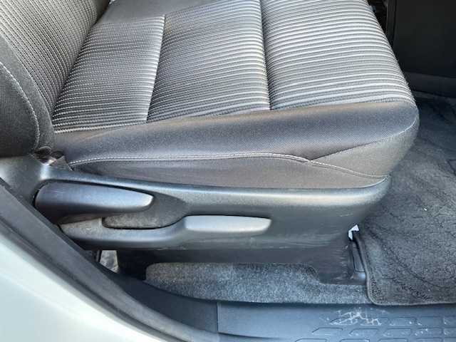 トヨタ ヴォクシー ZS 神奈川県 2017(平29)年 5.2万km ホワイトパールクリスタルシャイン ワンオーナー/全周囲TRDエアロパーツ/純正SDナビ【NSZT-Y66T】/・DTV/ラジオ/CD/DVD/BT/純正後席モニター【V12T-R66C】/バックカメラ/ビルトインETC/前後ドライブレコーダー/片側パワースライドドア/トヨタセーフティセンスC/・プリクラッシュセーフティ/・レーンディパーチャーアラート/・オートマチックハイビーム/・先行車発進告知機能/トラクションコントロールシステム/クルーズコントロール/盗難防止装置/社外デジタルインナーミラー/社外17インチAW【Weds：レオニス】/社外4本出しマフラー/社外エアクリーナー/社外ステアリング/社外車高調/社外サスペンション/社外フロアマット/MTモード付AT/オートライト/純正LEDヘッドライト/フォグランプ/アイドリングストップ/プッシュEgスタート/ストップ/スマートキー×2/ターンランプ付オートリトラミラー/TRD製ドアバイザー/社外フロアマット/取扱説明書/ナビ取扱説明書/新車時保証書