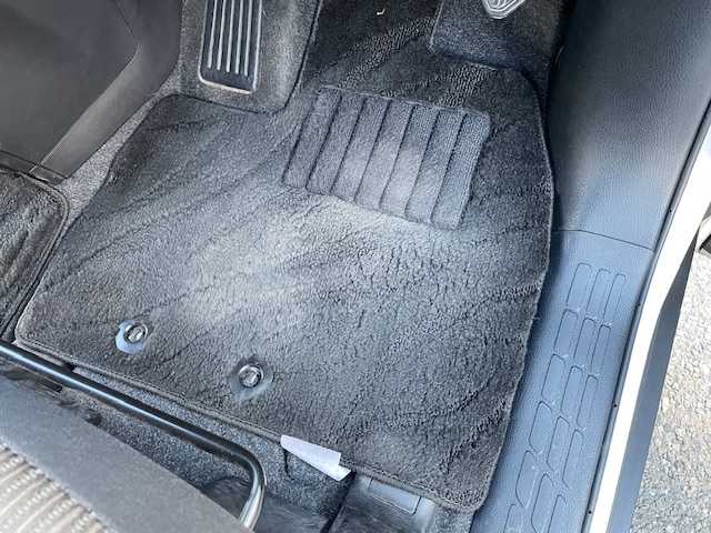 トヨタ ヴォクシー ZS 神奈川県 2017(平29)年 5.2万km ホワイトパールクリスタルシャイン ワンオーナー/全周囲TRDエアロパーツ/純正SDナビ【NSZT-Y66T】/・DTV/ラジオ/CD/DVD/BT/純正後席モニター【V12T-R66C】/バックカメラ/ビルトインETC/前後ドライブレコーダー/片側パワースライドドア/トヨタセーフティセンスC/・プリクラッシュセーフティ/・レーンディパーチャーアラート/・オートマチックハイビーム/・先行車発進告知機能/トラクションコントロールシステム/クルーズコントロール/盗難防止装置/社外デジタルインナーミラー/社外17インチAW【Weds：レオニス】/社外4本出しマフラー/社外エアクリーナー/社外ステアリング/社外車高調/社外サスペンション/社外フロアマット/MTモード付AT/オートライト/純正LEDヘッドライト/フォグランプ/アイドリングストップ/プッシュEgスタート/ストップ/スマートキー×2/ターンランプ付オートリトラミラー/TRD製ドアバイザー/社外フロアマット/取扱説明書/ナビ取扱説明書/新車時保証書