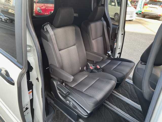 トヨタ ヴォクシー ZS 神奈川県 2017(平29)年 5.2万km ホワイトパールクリスタルシャイン ワンオーナー/全周囲TRDエアロパーツ/純正SDナビ【NSZT-Y66T】/・DTV/ラジオ/CD/DVD/BT/純正後席モニター【V12T-R66C】/バックカメラ/ビルトインETC/前後ドライブレコーダー/片側パワースライドドア/トヨタセーフティセンスC/・プリクラッシュセーフティ/・レーンディパーチャーアラート/・オートマチックハイビーム/・先行車発進告知機能/トラクションコントロールシステム/クルーズコントロール/盗難防止装置/社外デジタルインナーミラー/社外17インチAW【Weds：レオニス】/社外4本出しマフラー/社外エアクリーナー/社外ステアリング/社外車高調/社外サスペンション/社外フロアマット/MTモード付AT/オートライト/純正LEDヘッドライト/フォグランプ/アイドリングストップ/プッシュEgスタート/ストップ/スマートキー×2/ターンランプ付オートリトラミラー/TRD製ドアバイザー/社外フロアマット/取扱説明書/ナビ取扱説明書/新車時保証書