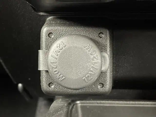 スズキ ジムニー シエラ JL 埼玉県 2024(令6)年 0.5万km ジャングルグリーン 4WD/純正8インチディスプレイオーディオ/ 地デジTV Bluetooth/スズキデュアルブレーキシステム/レーンキープアシスト/クリアランスソナー /シートヒーター/純正マッドフラップ/純正シートカバー/純正ノーマルタイヤ/ビルトインETC/スマートキー