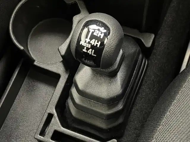 スズキ ジムニー シエラ JL 埼玉県 2024(令6)年 0.5万km ジャングルグリーン 4WD/純正8インチディスプレイオーディオ/ 地デジTV Bluetooth/スズキデュアルブレーキシステム/レーンキープアシスト/クリアランスソナー /シートヒーター/純正マッドフラップ/純正シートカバー/純正ノーマルタイヤ/ビルトインETC/スマートキー