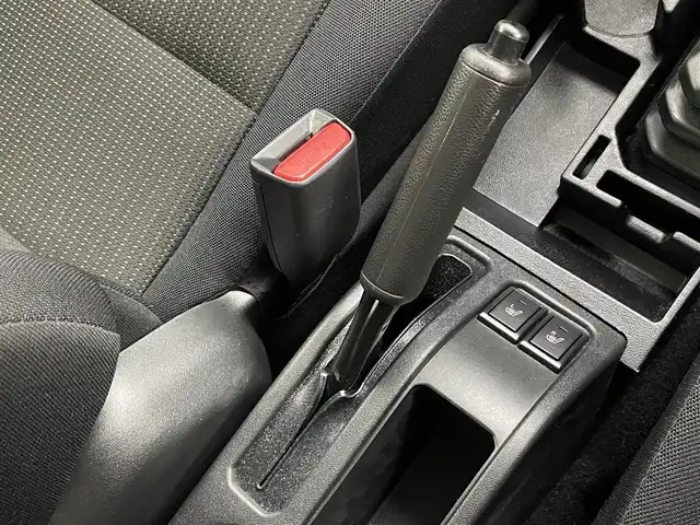 スズキ ジムニー シエラ JL 埼玉県 2024(令6)年 0.5万km ジャングルグリーン 4WD/純正8インチディスプレイオーディオ/ 地デジTV Bluetooth/スズキデュアルブレーキシステム/レーンキープアシスト/クリアランスソナー /シートヒーター/純正マッドフラップ/純正シートカバー/純正ノーマルタイヤ/ビルトインETC/スマートキー