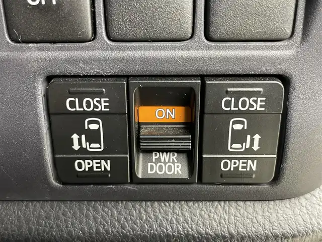 トヨタ ヴォクシー ZS 岡山県 2014(平26)年 6.2万km ブラック ９インチナビ　/（CD/DVD/BT/フルセグ）/型式：X900/１０．２インチフリップダウンモニター　/型式：TMX－R3000/両側電動スライド　/ビルトインＥＴＣ　/純正ＬＥＤヘッドライト　/フォグランプ/バックカメラ　/ドライブレコーダー（前）　 /USB接続 /スマートキー/アイドリングストップ/ミュージックサーバー/純正フロアマット/純正アルミホイール