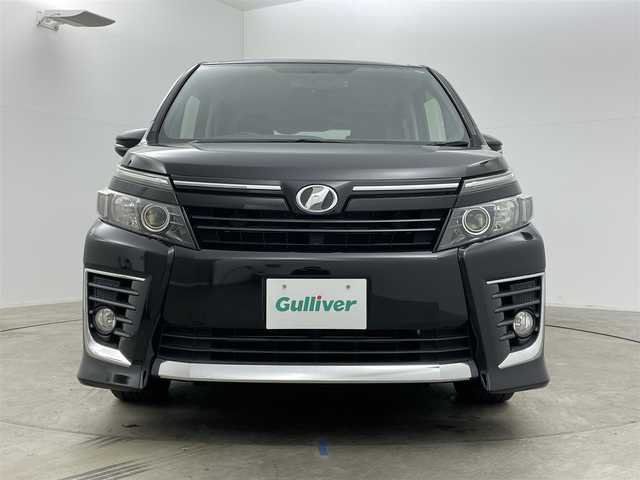 トヨタ ヴォクシー ZS 岡山県 2014(平26)年 6.2万km ブラック ９インチナビ　/（CD/DVD/BT/フルセグ）/型式：X900/１０．２インチフリップダウンモニター　/型式：TMX－R3000/両側電動スライド　/ビルトインＥＴＣ　/純正ＬＥＤヘッドライト　/フォグランプ/バックカメラ　/ドライブレコーダー（前）　 /USB接続 /スマートキー/アイドリングストップ/ミュージックサーバー/純正フロアマット/純正アルミホイール