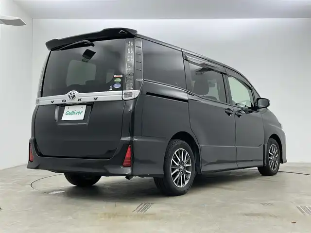 トヨタ ヴォクシー ZS 岡山県 2014(平26)年 6.2万km ブラック ９インチナビ　/（CD/DVD/BT/フルセグ）/型式：X900/１０．２インチフリップダウンモニター　/型式：TMX－R3000/両側電動スライド　/ビルトインＥＴＣ　/純正ＬＥＤヘッドライト　/フォグランプ/バックカメラ　/ドライブレコーダー（前）　 /USB接続 /スマートキー/アイドリングストップ/ミュージックサーバー/純正フロアマット/純正アルミホイール