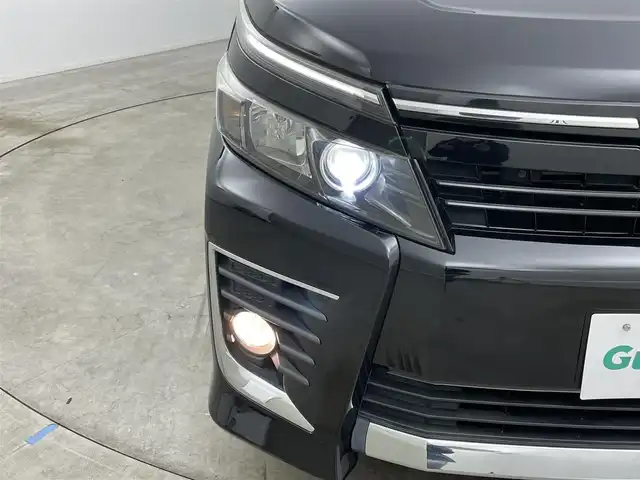 トヨタ ヴォクシー ZS 岡山県 2014(平26)年 6.2万km ブラック ９インチナビ　/（CD/DVD/BT/フルセグ）/型式：X900/１０．２インチフリップダウンモニター　/型式：TMX－R3000/両側電動スライド　/ビルトインＥＴＣ　/純正ＬＥＤヘッドライト　/フォグランプ/バックカメラ　/ドライブレコーダー（前）　 /USB接続 /スマートキー/アイドリングストップ/ミュージックサーバー/純正フロアマット/純正アルミホイール