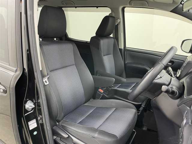 トヨタ ヴォクシー ZS 岡山県 2014(平26)年 6.2万km ブラック ９インチナビ　/（CD/DVD/BT/フルセグ）/型式：X900/１０．２インチフリップダウンモニター　/型式：TMX－R3000/両側電動スライド　/ビルトインＥＴＣ　/純正ＬＥＤヘッドライト　/フォグランプ/バックカメラ　/ドライブレコーダー（前）　 /USB接続 /スマートキー/アイドリングストップ/ミュージックサーバー/純正フロアマット/純正アルミホイール