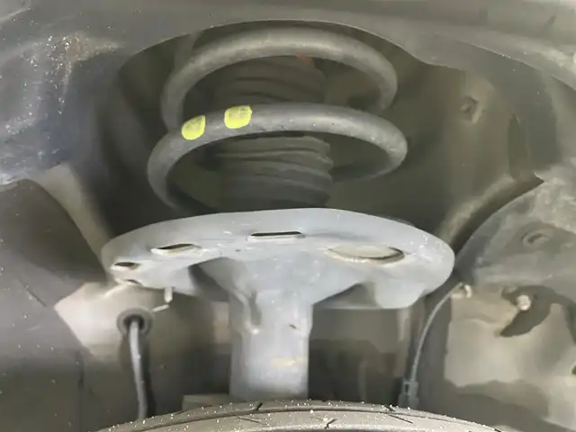 トヨタ ヴォクシー ZS 岡山県 2014(平26)年 6.2万km ブラック ９インチナビ　/（CD/DVD/BT/フルセグ）/型式：X900/１０．２インチフリップダウンモニター　/型式：TMX－R3000/両側電動スライド　/ビルトインＥＴＣ　/純正ＬＥＤヘッドライト　/フォグランプ/バックカメラ　/ドライブレコーダー（前）　 /USB接続 /スマートキー/アイドリングストップ/ミュージックサーバー/純正フロアマット/純正アルミホイール