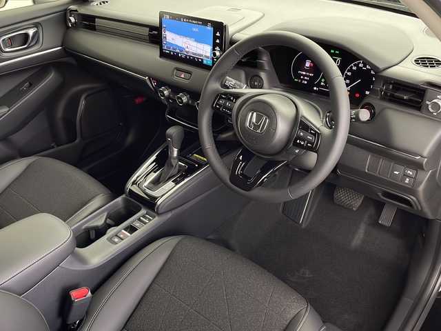 ホンダ ヴェゼル ハイブリッド e:HEV Z 鹿児島県 2025(令7)年 0.1千km クリスタルブラックパール 登録済未使用車/ホンダセンシング/純正ディスプレイオーディオ/(BT/Applecarplay/Androidauto/AM/FM/フルセグTV)/パドルシフト/レーダークルーズコントロール/レーンキープアシスト/純正ビルトインETC2.0/チップアップシート/ハーフレザーシート/前席シートヒーター/電動パワーバックドア/純正18インチアルミホイール/前後コーナーセンサー/オートマチックハイビーム/純正LEDヘッドライト/ブラインドスポットモニター/取扱説明書/保証書