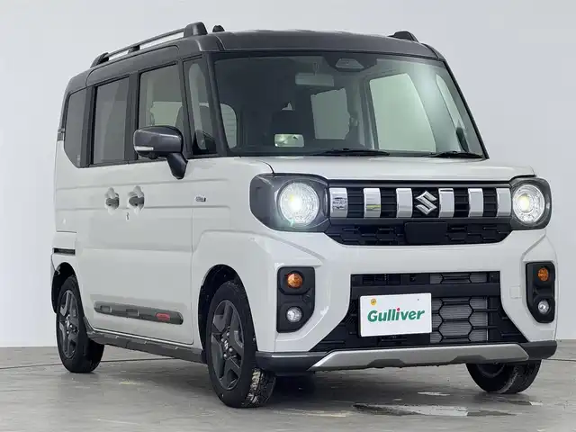 スズキ スペーシア ギア HYBRID XZターボ 愛知県 2024(令6)年 0.5万km ココナッツベージュメタリック スズキ純正メモリーナビゲーション/　　・9インチHDディスプレイ/　　・フルセグTV・AM/FMラジオ/　　・スマートフォン連携機能付/　　・Bluetooth(R)対応/　　・スズキコネクト対応通信機/全方位モニター用カメラ［フロント/サイド（左右）/バックカメラ］USBソケット/ステアリングリモコン/パドルシフト/MTモード/ステアリングヒーター/スリムサーキュレーター/ベンチシート/シートヒーター/オットマン/フルフラットシート/スズキセーフティサポート/　　・HUD/　　・衝突軽減システム/　　・横滑り防止機能/　　・レーンキープアシスト/　　・アダクティブクルーズコントロール/取扱説明書/保証書/ワンオーナー/スマートキー/スペアキー