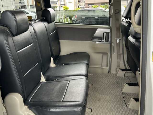 トヨタ ノア S Gエディション 東京都 2010(平22)年 10.8万km ホワイトパールクリスタルシャイン 純正HDDナビ/【フルセグ・DVD再生可・CD】/純正フリップダウンモニター/ETC/両側パワースライドドア/バックカメラ/ウォークスルー＆チップアップシート/純正フロアマット/純正16インチアルミホイール/オートライト/ABS