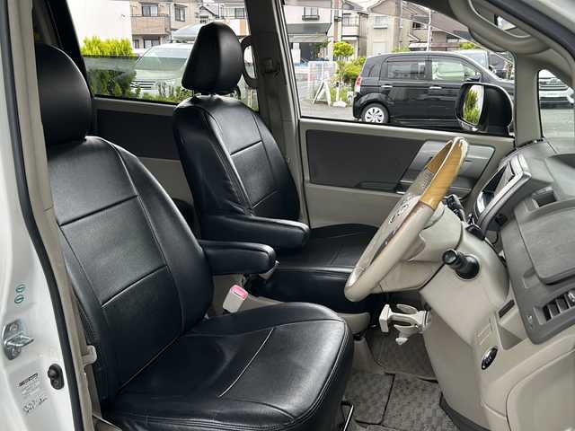 トヨタ ノア S Gエディション 東京都 2010(平22)年 10.8万km ホワイトパールクリスタルシャイン 純正HDDナビ/【フルセグ・DVD再生可・CD】/純正フリップダウンモニター/ETC/両側パワースライドドア/バックカメラ/ウォークスルー＆チップアップシート/純正フロアマット/純正16インチアルミホイール/オートライト/ABS