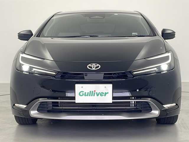 トヨタ プリウス Z 岐阜県 2023(令5)年 2.4万km アティチュードブラックマイカ 12.3インチディスプレイオーディオ/・AM/FM/・フルセグテレビ/・Bluetooth/・USB/・Miracast/トヨタセーフティセンス/・プリクラッシュセーフティ/・フロントクロストラフィックアラート（FCTA）/・レーンチェンジアシスト/・レーンディパーチャーアラート（LDA）/・レーダークルーズコントロール/・オートマチックハイビーム（AHB）/・ロードサインアシスト（RSA）/パノラマルーフ/レザーシート/・シートヒーター/・シートベンチレーション/デジタルインナーミラー/パノラミックビューモニター/革巻きステアリング/・ステアリングスイッチ/・ステアリングイーター/ワイヤレス充電/AC100Vコンセント