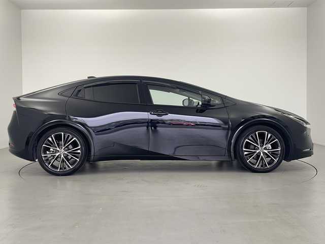 トヨタ プリウス Z 岐阜県 2023(令5)年 2.4万km アティチュードブラックマイカ 12.3インチディスプレイオーディオ/・AM/FM/・フルセグテレビ/・Bluetooth/・USB/・Miracast/トヨタセーフティセンス/・プリクラッシュセーフティ/・フロントクロストラフィックアラート（FCTA）/・レーンチェンジアシスト/・レーンディパーチャーアラート（LDA）/・レーダークルーズコントロール/・オートマチックハイビーム（AHB）/・ロードサインアシスト（RSA）/パノラマルーフ/レザーシート/・シートヒーター/・シートベンチレーション/デジタルインナーミラー/パノラミックビューモニター/革巻きステアリング/・ステアリングスイッチ/・ステアリングイーター/ワイヤレス充電/AC100Vコンセント