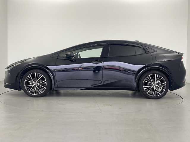 トヨタ プリウス Z 岐阜県 2023(令5)年 2.4万km アティチュードブラックマイカ 12.3インチディスプレイオーディオ/・AM/FM/・フルセグテレビ/・Bluetooth/・USB/・Miracast/トヨタセーフティセンス/・プリクラッシュセーフティ/・フロントクロストラフィックアラート（FCTA）/・レーンチェンジアシスト/・レーンディパーチャーアラート（LDA）/・レーダークルーズコントロール/・オートマチックハイビーム（AHB）/・ロードサインアシスト（RSA）/パノラマルーフ/レザーシート/・シートヒーター/・シートベンチレーション/デジタルインナーミラー/パノラミックビューモニター/革巻きステアリング/・ステアリングスイッチ/・ステアリングイーター/ワイヤレス充電/AC100Vコンセント