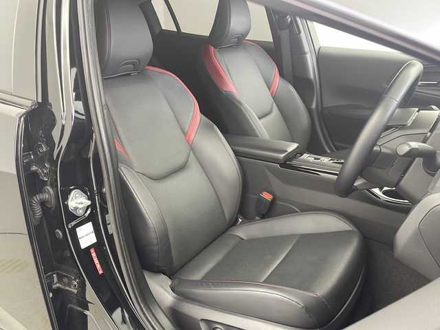トヨタ プリウス Z 岐阜県 2023(令5)年 2.4万km アティチュードブラックマイカ 12.3インチディスプレイオーディオ/・AM/FM/・フルセグテレビ/・Bluetooth/・USB/・Miracast/トヨタセーフティセンス/・プリクラッシュセーフティ/・フロントクロストラフィックアラート（FCTA）/・レーンチェンジアシスト/・レーンディパーチャーアラート（LDA）/・レーダークルーズコントロール/・オートマチックハイビーム（AHB）/・ロードサインアシスト（RSA）/パノラマルーフ/レザーシート/・シートヒーター/・シートベンチレーション/デジタルインナーミラー/パノラミックビューモニター/革巻きステアリング/・ステアリングスイッチ/・ステアリングイーター/ワイヤレス充電/AC100Vコンセント