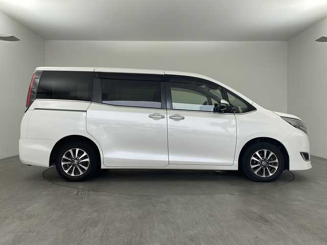 トヨタ エスクァイア Gi 兵庫県 2019(平31)年 6.1万km ホワイトパールクリスタルシャイン ・純正SDナビ・TV・CD・DVD・BT・USB/・両側パワースライドドア/・クルーズコントロール/・合皮シート/・前席シートヒーター/・ETC/・ドライブレコーダー/・バックカメラ/・LEDオートライト/・フォグランプ/・オートマチックハイビーム/・衝突軽減ブレーキ/・レーンアシスト/・横滑り防止装置/・後席サンシェード/・UVカットガラス/・アイドリングストップ/・純正15インチアルミホイール/・社外フロアマット/・スマートキー/・スペアキー/・プッシュスタート