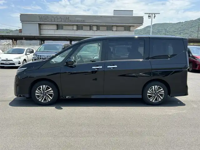 日産 セレナ ハイウェイスター V 岡山県 2023(令5)年 4.9万km ダイヤモンドブラック 12インチ純正ナビ/(AM.FM.TV.BT.HDMI)　/両側パワースライドドア　/アラウンドビューモニター　/衝突軽減ブレーキ　/バックカメラ　/クリアランスソナー　/ＭＴモード付ＡＴ　/レーダークルーズコントロール　/プロパイロット　/デジタルインナーミラー/16インチ純正AW