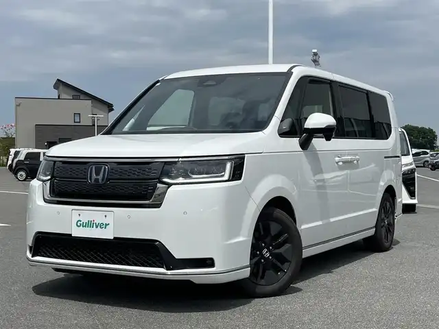 ホンダ ステップワゴン スパーダ eHEV 奈良県 2023(令5)年 1.4万km プラチナホワイトパール 純正９インチナビ　/フルセグＴＶ　/フリップダウンモニター　/BT/CD/DVD/SD/両側パワースライドドア　/追従型クルーズコントロール　/バックカメラ　/ビルトインＥＴＣ　/ハーフレザーシート　/シートヒーター　/前後コーナーセンサー/ターボ付き/スマートキー/純正16インチアルミホイール/純正フロアマット/衝突被害軽減システム/LEDヘッドライト