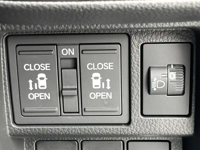 ホンダ ステップワゴン スパーダ eHEV 奈良県 2023(令5)年 1.4万km プラチナホワイトパール 純正９インチナビ　/フルセグＴＶ　/フリップダウンモニター　/BT/CD/DVD/SD/両側パワースライドドア　/追従型クルーズコントロール　/バックカメラ　/ビルトインＥＴＣ　/ハーフレザーシート　/シートヒーター　/前後コーナーセンサー/ターボ付き/スマートキー/純正16インチアルミホイール/純正フロアマット/衝突被害軽減システム/LEDヘッドライト