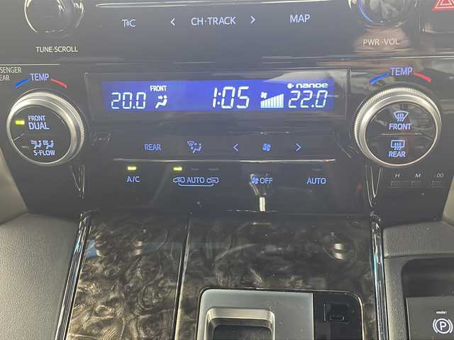 トヨタ ヴェルファイア ハイブリット ゴールデンアイズⅢ 岐阜県 2022(令4)年 2.4万km ホワイトパールクリスタルシャイン 純正ナビ　バックカメラ　フリップダウンモニタ　トヨタセーフティセンス　ブラインドスポットモニター　デジタルインナーミラー　埋込型ＥＴＣ　電動リアゲート　両側パワースライドドア　１００Ｖ充電　オットマン