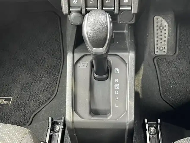 スズキ ジムニー シエラ JC 滋賀県 2020(令2)年 1.2万km ミディアムグレー 禁煙車/純正ナビ（ＣＤ／ＤＶＤ／Ｂｌｕｅｔｏｏｔｈ／ＳＤ／フルセグ）/クルーズコントロール/スズキセーフティサポート/ＬＥＤヘッドライト/ダウンヒルアシスト/前席シートヒーター/ヘッドライトウォッシャー/純正アルミ/トランスファーレバー/バックカメラ/ヒーテッドドアミラー/純正フロアマット