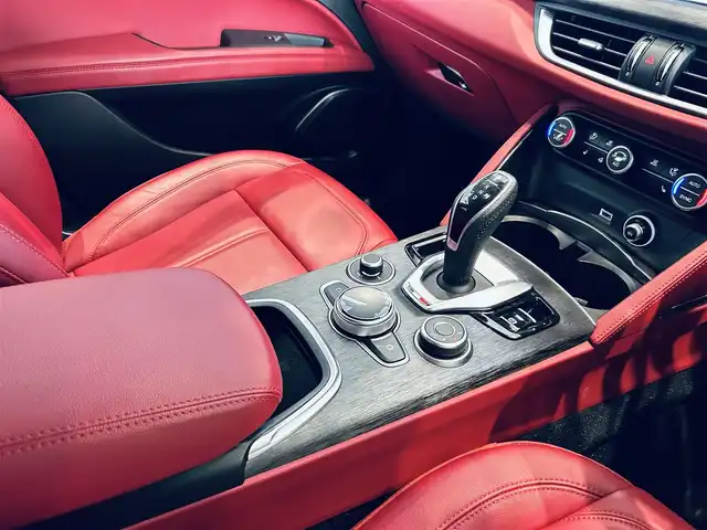 アルファロメオ ステルヴィオ 2.2ターボ ディーゼルQ4 スプリント 大阪府 2021(令3)年 1.9万km グレー 赤革/パワーシート/Dシートメモリ/シートヒーター/ステアリングヒーター/純正ナビ/TV/バックカメラ/applecarplay/ACC/純正18インチAW/HIDヘッドライト/電動リアゲート/ワイヤレス充電/ブラインドスポット/パドルシフト