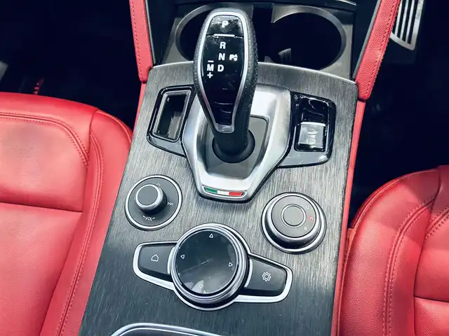 アルファロメオ ステルヴィオ 2.2ターボ ディーゼルQ4 スプリント 大阪府 2021(令3)年 1.9万km グレー 赤革/パワーシート/Dシートメモリ/シートヒーター/ステアリングヒーター/純正ナビ/TV/バックカメラ/applecarplay/ACC/純正18インチAW/HIDヘッドライト/電動リアゲート/ワイヤレス充電/ブラインドスポット/パドルシフト