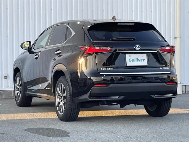レクサス ＮＸ 300h Iパッケージ 福岡県 2015(平27)年 7.8万km スターライトブラックガラスフレーク 純正ナビ（BLUETOOTH/ワンセグ/CD/DVD/AUX）/全方位カメラ/バックカメラ/サイドカメラ/フロントカメラ/追従型クルーズコントロール/LEDヘッドライト/オートライト/レザーシート/シートメモリー/DN席パワーシート/DN席シートヒーター/ステアリングヒーター/純正18インチAW/BSM/車両接近通報装置/ブレーキホールド/横滑り防止装置/衝突軽減システム/盗難防止装置/コーナーセンサー/アイドリングストップ/パドルシフト/USB入力端子/スマートキー/ETC/保証書
