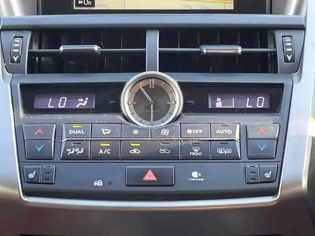 レクサス ＮＸ 300h Iパッケージ 福岡県 2015(平27)年 7.8万km スターライトブラックガラスフレーク 純正ナビ（BLUETOOTH/ワンセグ/CD/DVD/AUX）/全方位カメラ/バックカメラ/サイドカメラ/フロントカメラ/追従型クルーズコントロール/LEDヘッドライト/オートライト/レザーシート/シートメモリー/DN席パワーシート/DN席シートヒーター/ステアリングヒーター/純正18インチAW/BSM/車両接近通報装置/ブレーキホールド/横滑り防止装置/衝突軽減システム/盗難防止装置/コーナーセンサー/アイドリングストップ/パドルシフト/USB入力端子/スマートキー/ETC/保証書