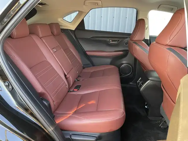 レクサス ＮＸ 300h Iパッケージ 福岡県 2015(平27)年 7.8万km スターライトブラックガラスフレーク 純正ナビ（BLUETOOTH/ワンセグ/CD/DVD/AUX）/全方位カメラ/バックカメラ/サイドカメラ/フロントカメラ/追従型クルーズコントロール/LEDヘッドライト/オートライト/レザーシート/シートメモリー/DN席パワーシート/DN席シートヒーター/ステアリングヒーター/純正18インチAW/BSM/車両接近通報装置/ブレーキホールド/横滑り防止装置/衝突軽減システム/盗難防止装置/コーナーセンサー/アイドリングストップ/パドルシフト/USB入力端子/スマートキー/ETC/保証書