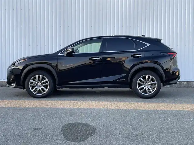 レクサス ＮＸ 300h Iパッケージ 福岡県 2015(平27)年 7.8万km スターライトブラックガラスフレーク 純正ナビ（BLUETOOTH/ワンセグ/CD/DVD/AUX）/全方位カメラ/バックカメラ/サイドカメラ/フロントカメラ/追従型クルーズコントロール/LEDヘッドライト/オートライト/レザーシート/シートメモリー/DN席パワーシート/DN席シートヒーター/ステアリングヒーター/純正18インチAW/BSM/車両接近通報装置/ブレーキホールド/横滑り防止装置/衝突軽減システム/盗難防止装置/コーナーセンサー/アイドリングストップ/パドルシフト/USB入力端子/スマートキー/ETC/保証書