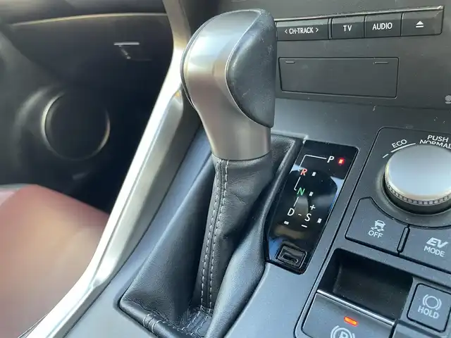 レクサス ＮＸ 300h Iパッケージ 福岡県 2015(平27)年 7.8万km スターライトブラックガラスフレーク 純正ナビ（BLUETOOTH/ワンセグ/CD/DVD/AUX）/全方位カメラ/バックカメラ/サイドカメラ/フロントカメラ/追従型クルーズコントロール/LEDヘッドライト/オートライト/レザーシート/シートメモリー/DN席パワーシート/DN席シートヒーター/ステアリングヒーター/純正18インチAW/BSM/車両接近通報装置/ブレーキホールド/横滑り防止装置/衝突軽減システム/盗難防止装置/コーナーセンサー/アイドリングストップ/パドルシフト/USB入力端子/スマートキー/ETC/保証書