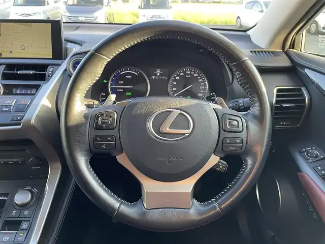 レクサス ＮＸ 300h Iパッケージ 福岡県 2015(平27)年 7.8万km スターライトブラックガラスフレーク 純正ナビ（BLUETOOTH/ワンセグ/CD/DVD/AUX）/全方位カメラ/バックカメラ/サイドカメラ/フロントカメラ/追従型クルーズコントロール/LEDヘッドライト/オートライト/レザーシート/シートメモリー/DN席パワーシート/DN席シートヒーター/ステアリングヒーター/純正18インチAW/BSM/車両接近通報装置/ブレーキホールド/横滑り防止装置/衝突軽減システム/盗難防止装置/コーナーセンサー/アイドリングストップ/パドルシフト/USB入力端子/スマートキー/ETC/保証書