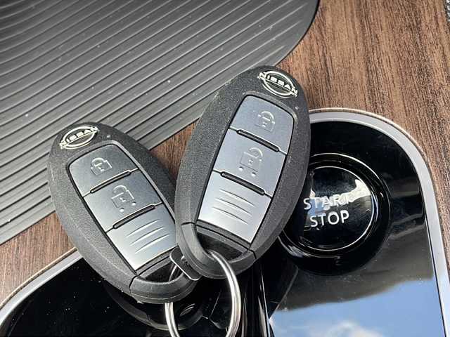 日産 オーラ G FOUR レザーエディション 新潟県 2024(令6)年 0.1万km グレー ４WD/寒冷地仕様/衝突軽減/コーナーセンサー/レーンキープアシスト/全周囲カメラ/デジタルインナーミラー/プッシュスタート/電動パーキングブレーキ/ステアリングヒーター/レザーシート/シートヒーター/シガーソケット/LEDヘッドライト/ウィンカーミラー/電格ミラー/スペアキー