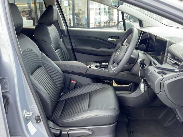 日産 オーラ G FOUR レザーエディション 新潟県 2024(令6)年 0.1万km グレー ４WD/寒冷地仕様/衝突軽減/コーナーセンサー/レーンキープアシスト/全周囲カメラ/デジタルインナーミラー/プッシュスタート/電動パーキングブレーキ/ステアリングヒーター/レザーシート/シートヒーター/シガーソケット/LEDヘッドライト/ウィンカーミラー/電格ミラー/スペアキー