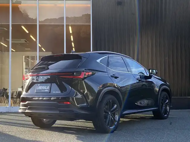 レクサス ＮＸ 350h バージョンL 福岡県 2023(令5)年 3.4万km グラファイトブラックガラスフレーク パノラマスライディングルーフ/レクサスセーフティシステム+/茶革シート/前席ベンチレーション/全席シートヒーター/ハンドルヒーター/ステアリングスイッチ/パドルシフト/純正ナビ　/全方位カメラ/Bluetooth/パワーバックドア/LEDヘッドライト/オートハイビーム/前後ドライブレコーダー/純正20インチアルミホイール/ETC2.0/取扱説明書/保証書