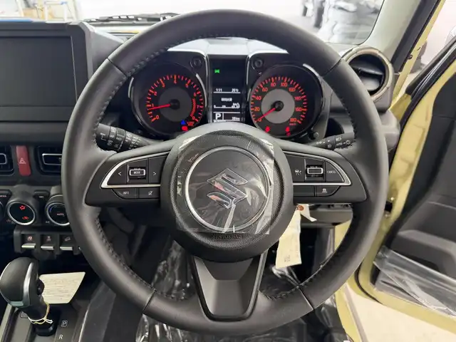 スズキ ジムニー ノマド FC 愛知県 2025(令7)年 0.1千km 白 登録済未使用車/登録時走行距離38km/4WD/デュアルカメラブレーキサポート/革巻きステアリング/ステアリングリモコン/アダプティブクルーズコントロール/前席シートヒーター/LEDヘッドライト/フォグランプ/純正15インチアルミホイール