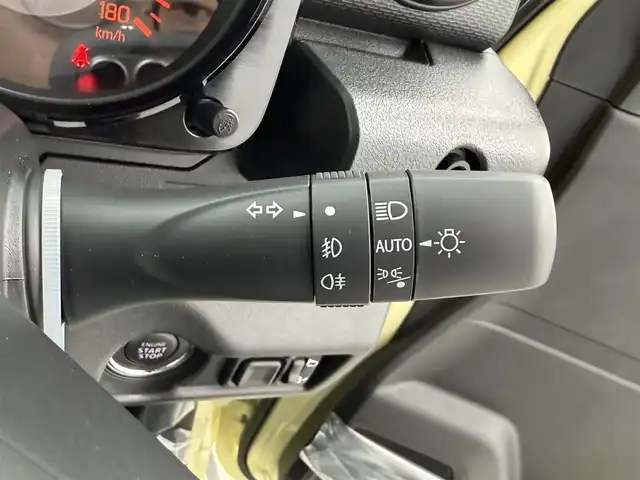スズキ ジムニー ノマド FC 愛知県 2025(令7)年 0.1千km 白 登録済未使用車/登録時走行距離38km/4WD/デュアルカメラブレーキサポート/革巻きステアリング/ステアリングリモコン/アダプティブクルーズコントロール/前席シートヒーター/LEDヘッドライト/フォグランプ/純正15インチアルミホイール