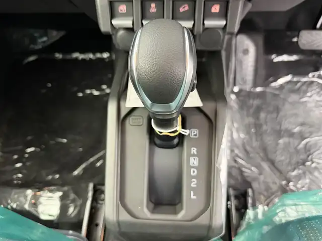 スズキ ジムニー ノマド FC 愛知県 2025(令7)年 0.1千km 白 登録済未使用車/登録時走行距離38km/4WD/デュアルカメラブレーキサポート/革巻きステアリング/ステアリングリモコン/アダプティブクルーズコントロール/前席シートヒーター/LEDヘッドライト/フォグランプ/純正15インチアルミホイール
