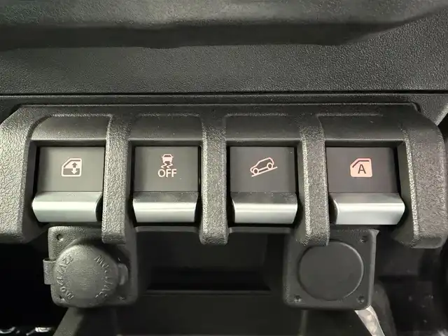 スズキ ジムニー ノマド FC 愛知県 2025(令7)年 0.1千km 白 登録済未使用車/登録時走行距離38km/4WD/デュアルカメラブレーキサポート/革巻きステアリング/ステアリングリモコン/アダプティブクルーズコントロール/前席シートヒーター/LEDヘッドライト/フォグランプ/純正15インチアルミホイール