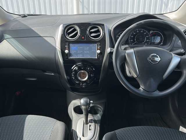 日産 ノート X DIG－S 愛媛県 2015(平27)年 5.7万km ブリリアントシルバー 純正SDナビ/Bluetooth/ワンセグ/SD/CD/DVD/ETC/社外ドライブレコーダー前後/バックカメラ/アラウンドビューモニター/純正フロアマット/コーナーセンサー/社外LEDヘッドライト/オートライト/レーンキープアシスト/衝突被害軽減システム/アイドリングストップ/プッシュスタート/保証書/取扱説明書