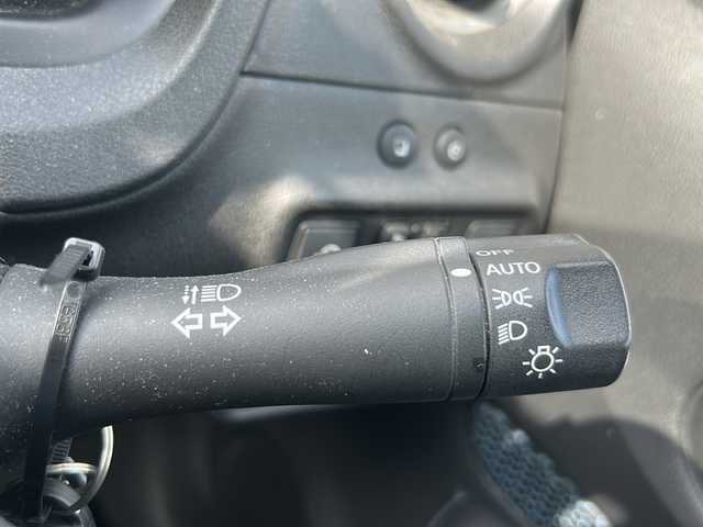 日産 ノート X DIG－S 愛媛県 2015(平27)年 5.7万km ブリリアントシルバー 純正SDナビ/Bluetooth/ワンセグ/SD/CD/DVD/ETC/社外ドライブレコーダー前後/バックカメラ/アラウンドビューモニター/純正フロアマット/コーナーセンサー/社外LEDヘッドライト/オートライト/レーンキープアシスト/衝突被害軽減システム/アイドリングストップ/プッシュスタート/保証書/取扱説明書