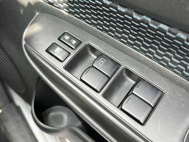 日産 ノート X DIG－S 愛媛県 2015(平27)年 5.7万km ブリリアントシルバー 純正SDナビ/Bluetooth/ワンセグ/SD/CD/DVD/ETC/社外ドライブレコーダー前後/バックカメラ/アラウンドビューモニター/純正フロアマット/コーナーセンサー/社外LEDヘッドライト/オートライト/レーンキープアシスト/衝突被害軽減システム/アイドリングストップ/プッシュスタート/保証書/取扱説明書