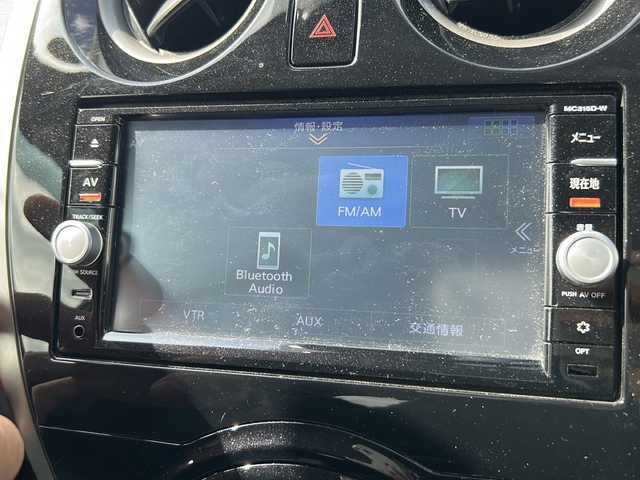 日産 ノート X DIG－S 愛媛県 2015(平27)年 5.7万km ブリリアントシルバー 純正SDナビ/Bluetooth/ワンセグ/SD/CD/DVD/ETC/社外ドライブレコーダー前後/バックカメラ/アラウンドビューモニター/純正フロアマット/コーナーセンサー/社外LEDヘッドライト/オートライト/レーンキープアシスト/衝突被害軽減システム/アイドリングストップ/プッシュスタート/保証書/取扱説明書