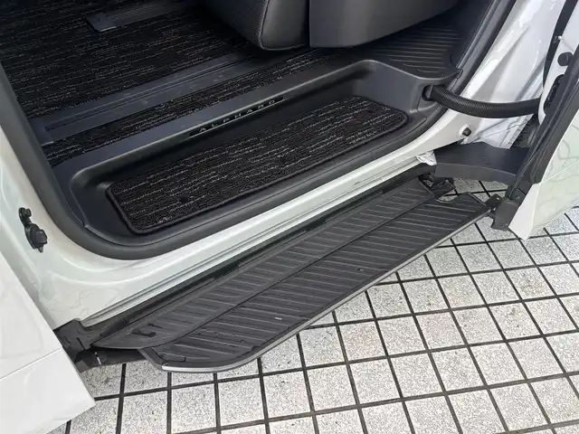 トヨタ アルファード Z 京都府 2024(令6)年 0.5万km プラチナホワイトパールマイカ ワンオーナー/黒革シート/純正14インチナビ、地デジ、Bluetooth/パノラミックビューモニター/デジタルインナーミラー/USB端子/HDMI端子/全席パワーシート/ハンドルヒーター/前席シートヒーター、エアーシート/左右独立ムーンルーフ/ユニバーサルステップ/両側パワースライドドア 、バワーバックドア/T’Z前後ドライブレコーダー/ビルトイン2.0ETC/3眼LEDヘッドランプ/ブラインドスポットモニター/オートハイビーム/純正18インチアルミホイール/スペアキー/トヨタセーフティセンス/・プリクラッシュセーフティ/・レーントレーシングアシスト/・レーンディバーチャーアラート/・全車速追従機能付レーダークルーズコントロール/・アダブティブハイビームシステム/・ロードサインアシスト/・プロアクティブドライビングアシスト
